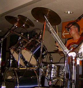 Gert, das Uhrwerk, an den Drums